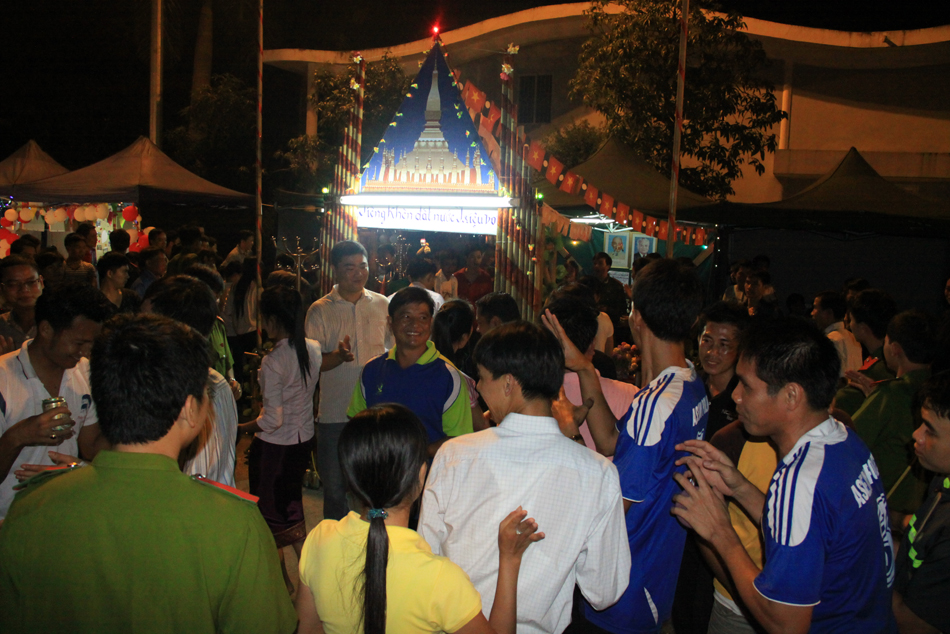 Trại của Học viên Lào thu hút nhiều người tham gia bởi có điệu Lăm vông truyền thống